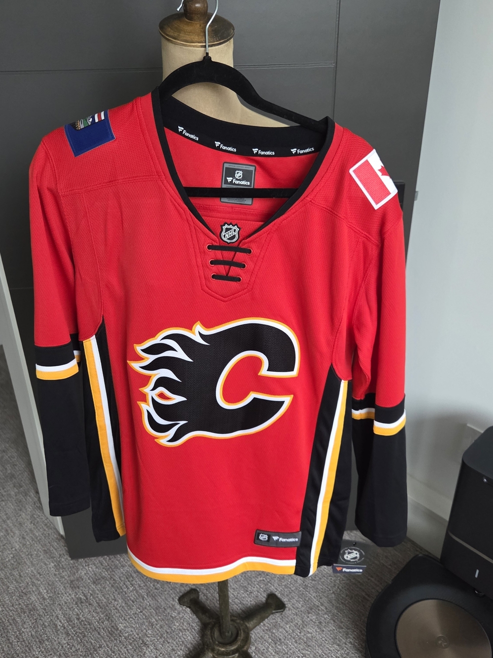 Fanatics Calgary Flames Women’s Breakaway Jersey - Medium (NWT)